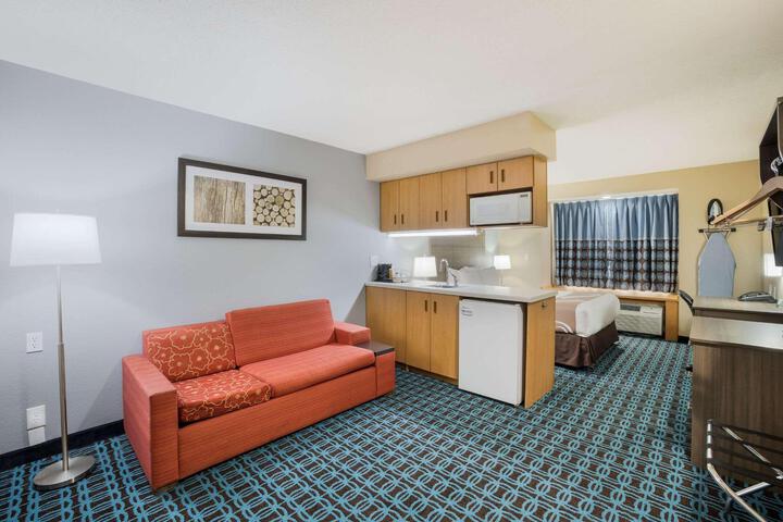 1 Queen Bed (4 of 28)