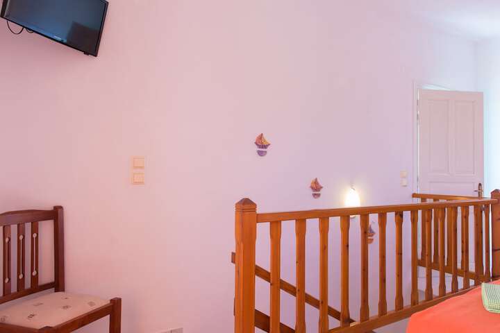 Room 35 of 195