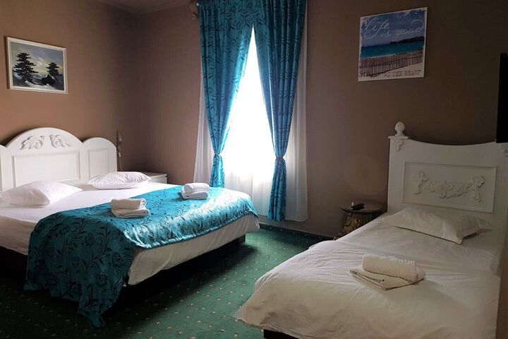 Room 4 of 16