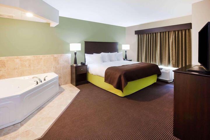 1 King Bed (3 of 10)