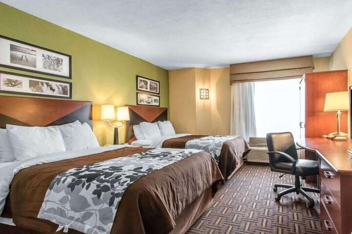 1 Queen Bed (4 of 4)