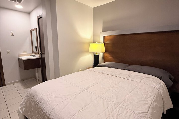 Room 13 of 28