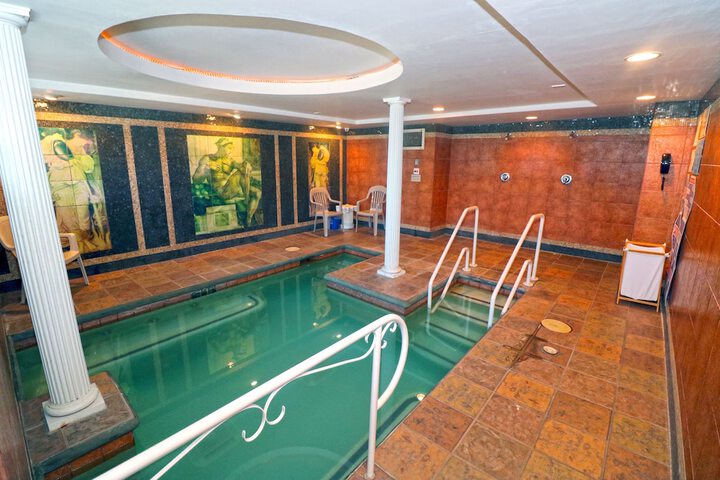 Indoor spa tub