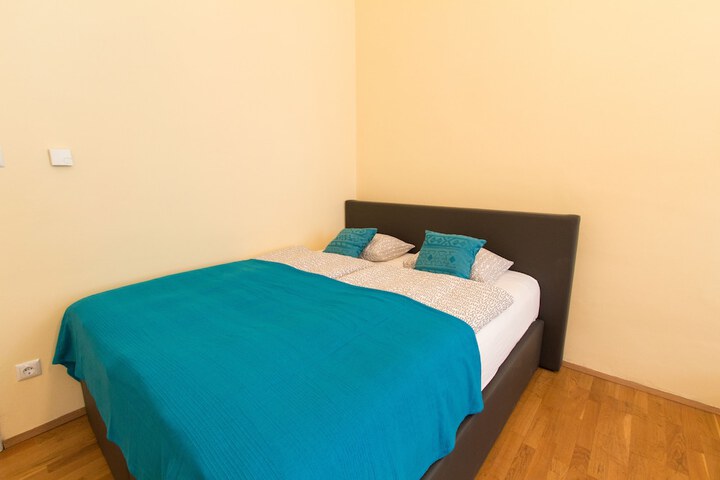 Room 6 of 94