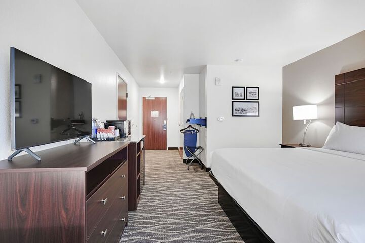 1 King Bed Accessible (24 of 32)