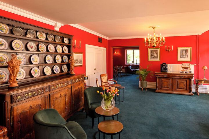 Lounge 78 of 107