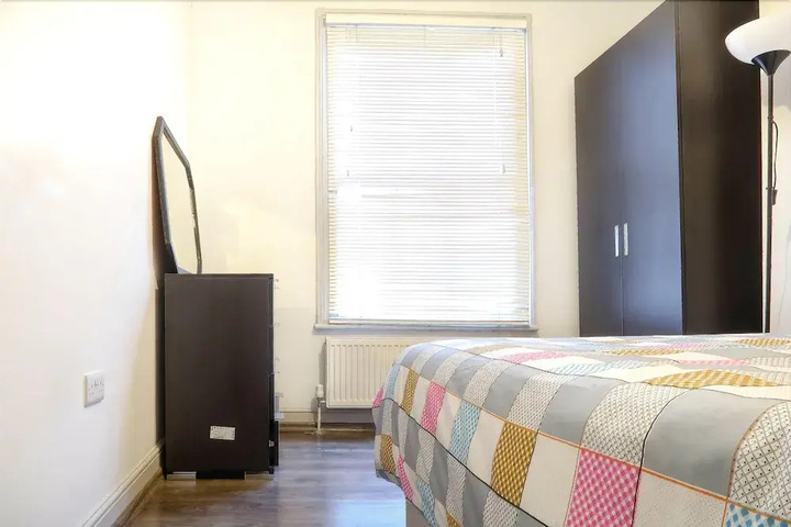 Room 4 of 16