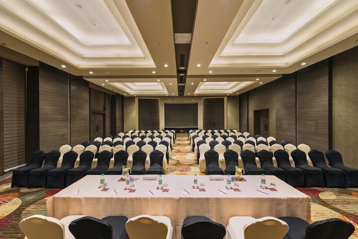 Ballroom/Hall 33 of 38