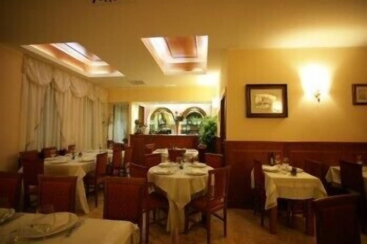 Dining 42 of 61