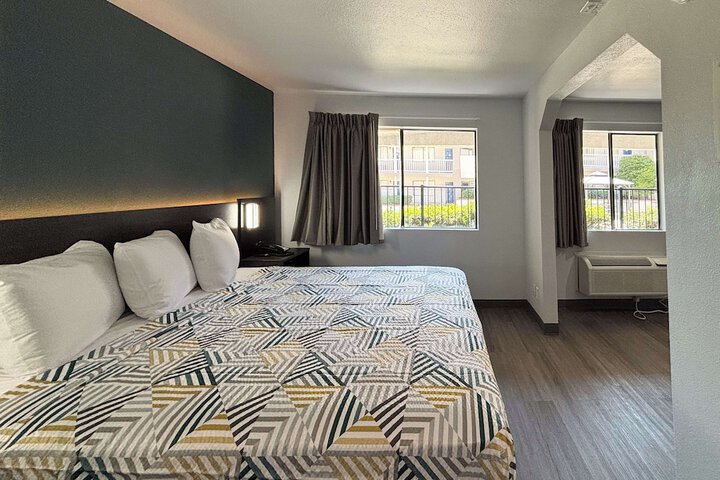 1 King Bed (7 of 19)