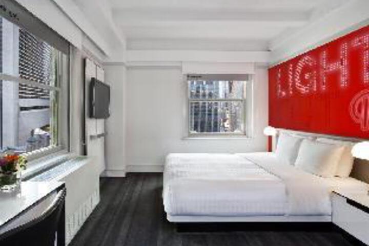 1 Queen Bed (3 of 4)
