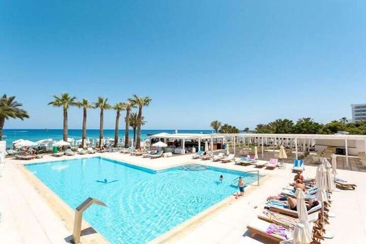 Hotel Pool