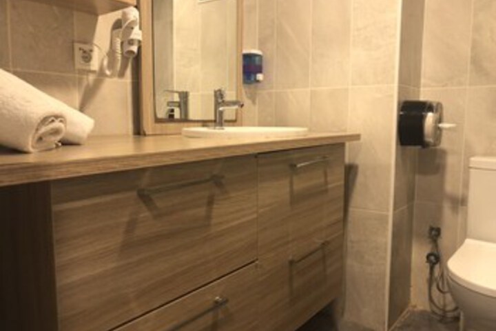Room 5 of 27