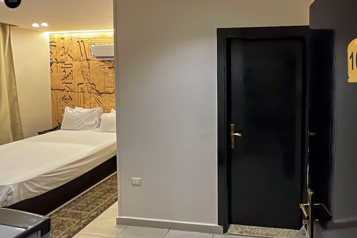 Room 93 of 284