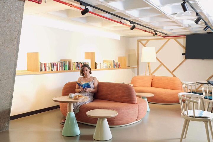 Lounge 101 of 130
