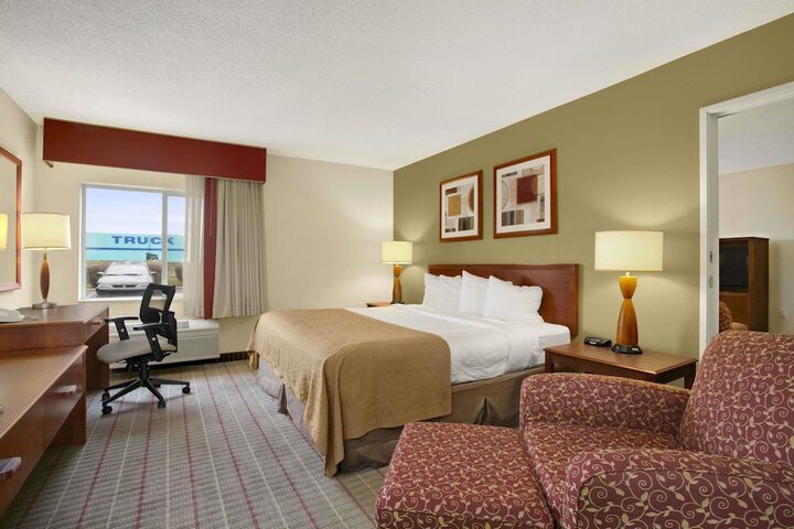 1 Queen Bed Accessible Room (3 of 7)