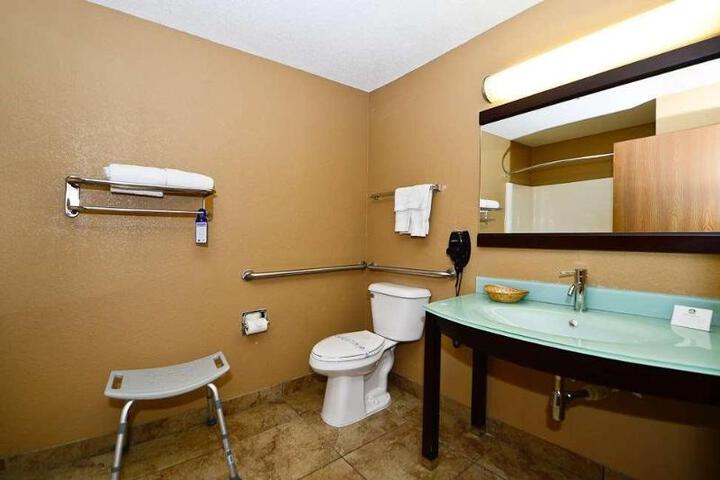 1 King Bed Sofa Bed Work Desk Microwave and Refrigerator Shower Only Full Breakfast (10 of 20)