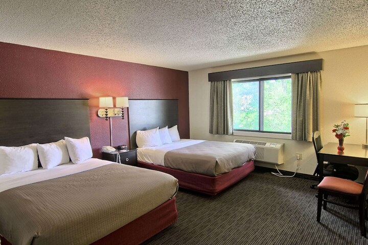 2 Queen Beds (1 of 9)