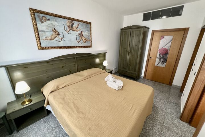 Room 12 of 32