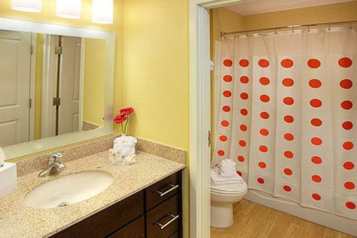 1 Queen Bed Mobility Accessible Hearing Impaired Studio Suite (13 of 23)