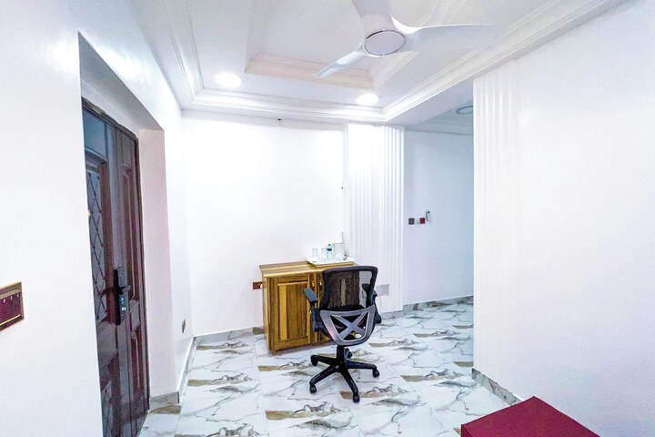 Room 6 of 9