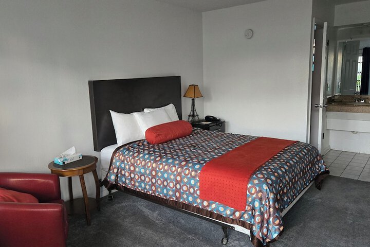 1 Queen Bed (7 of 8)