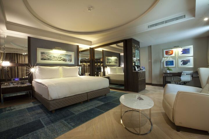 Room 35 of 182