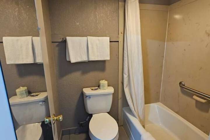 Room 5 of 9