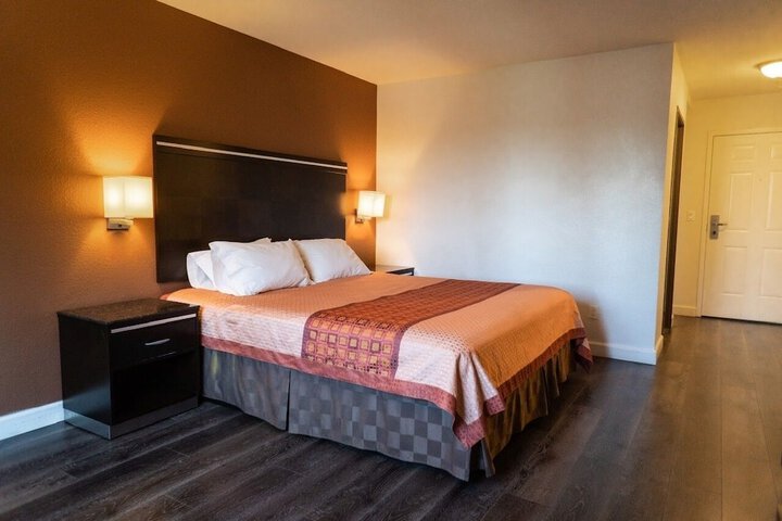 Deluxe Room 1 King Bed (13 of 16)