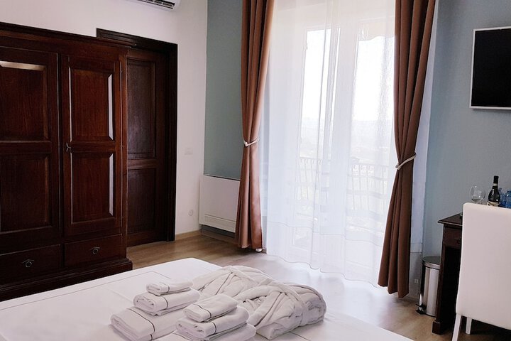 Room 6 of 105