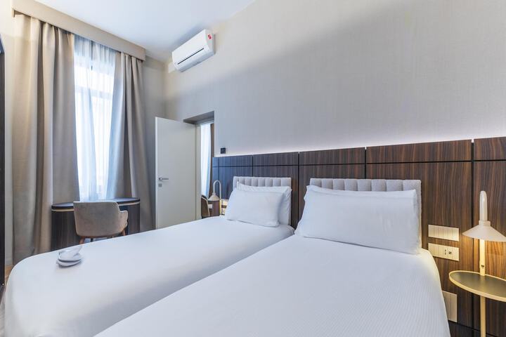 Room 42 of 110