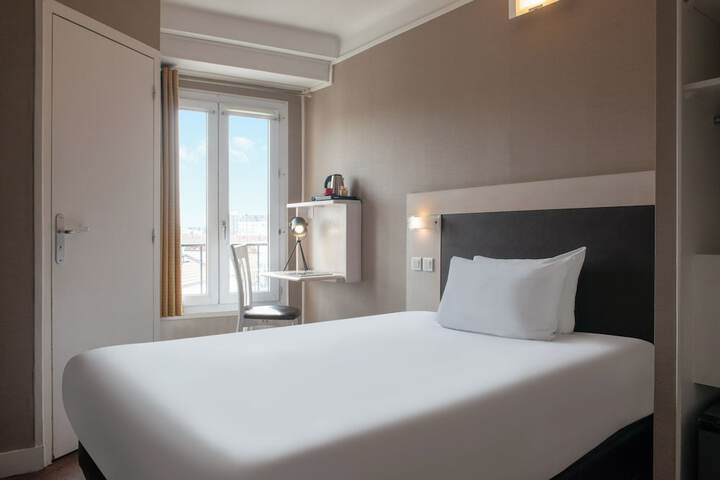 Room 5 of 28