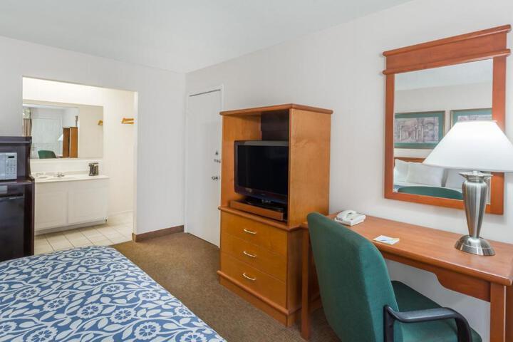 Standard | King Bed (3 of 8)