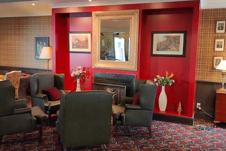 Lounge 83 of 104