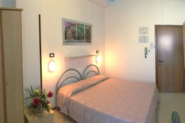 Room 6 of 30