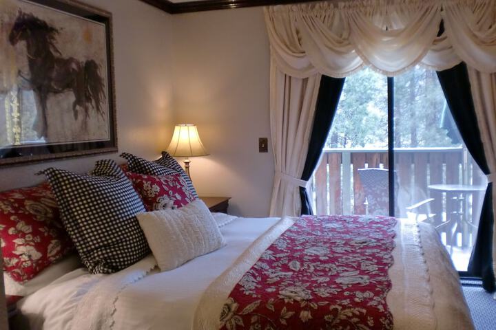 Deluxe King Bed Partial Lake View (41 of 48)