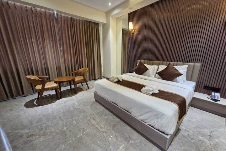 Room 6 of 18