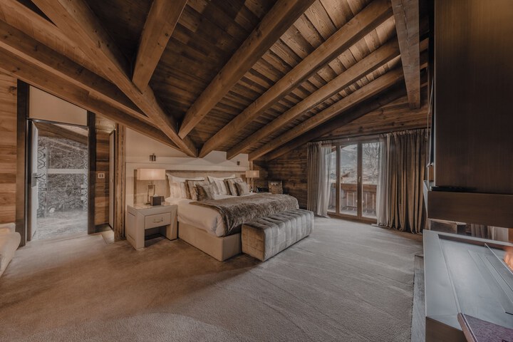 Room 9 of 90