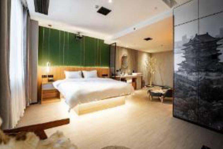 Room 8 of 10