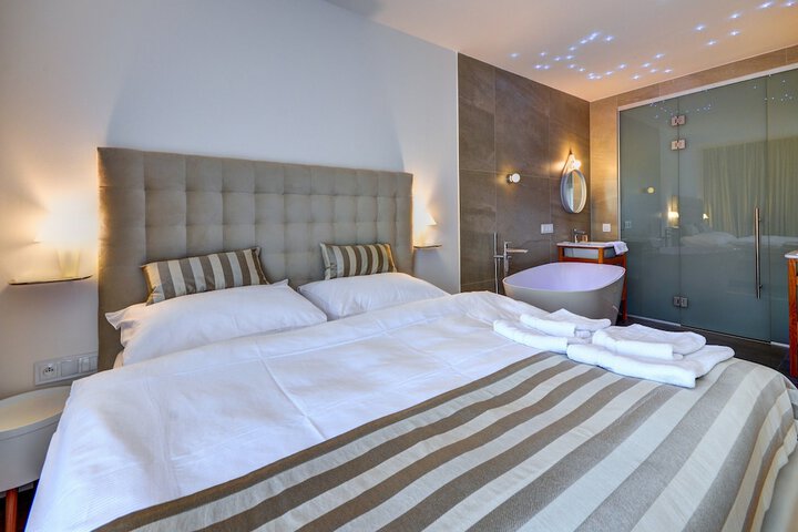 Room 6 of 25