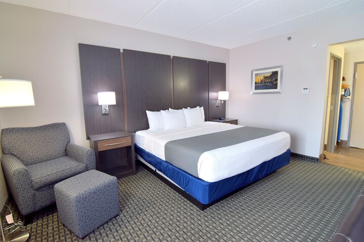 1 King Bed Ground Floor Flat Screen Television High Speed Internet Accessible Microwave (9 of 15)