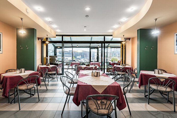 Dining 60 of 77