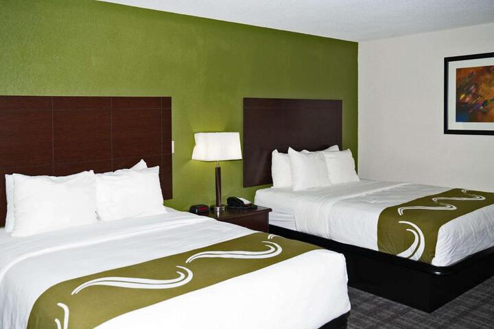 2 Queen Beds (9 of 10)