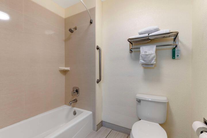 1 King Bed Microwave and Refrigerator WiFi Full Breakfast (8 of 17)