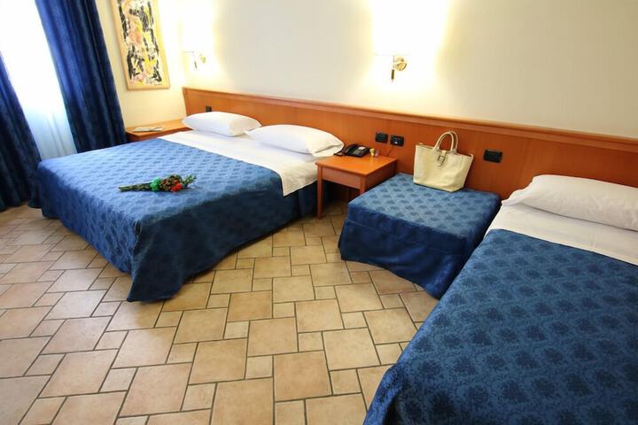 Room 13 of 120