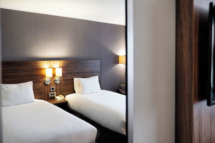 Room 42 of 177