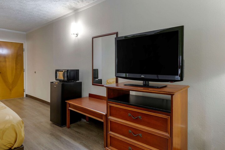 1 King Bed (1 of 10)