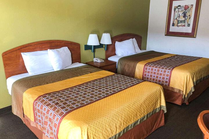 2 Queen Beds (3 of 3)