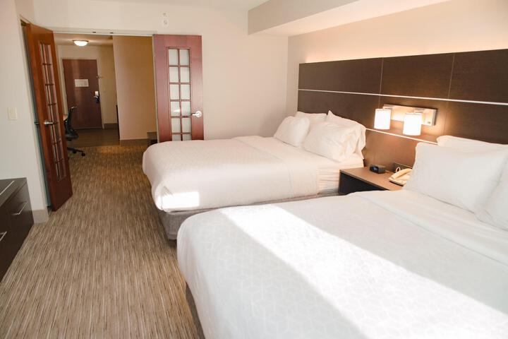 Standard Room, King or Two Doubles (2 of 4)