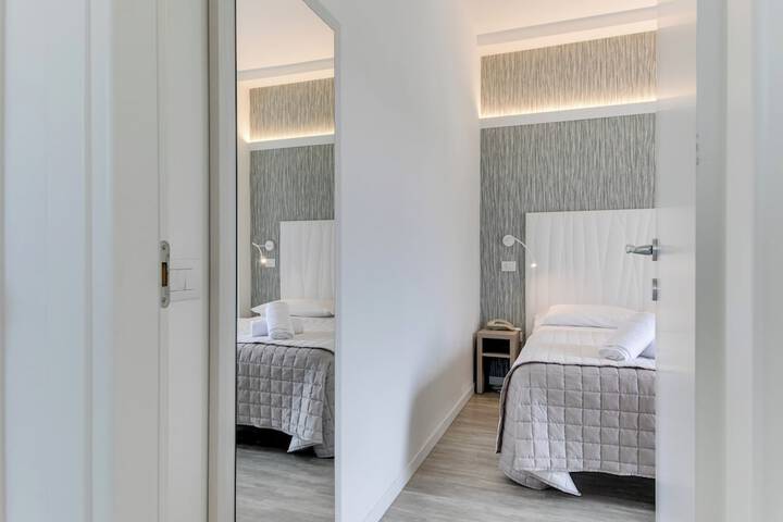 Room 12 of 80